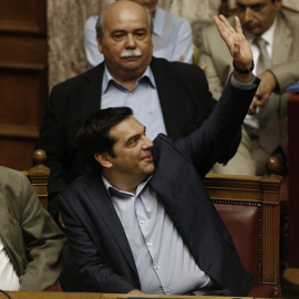 El primer ministro griego, Alexis Tsipras, asiste hoy, miércoles 22 de julio de 2015, a una sesión parlamentaria en Atenas (Grecia). Grecia y sus acreedores iniciaron nuevas negociaciones de rescate con el objetivo de llegar a un acuerdo a 