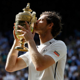 Murray levanta el trofeo de Wimbledon. REUTERS/Stefan Wermuth