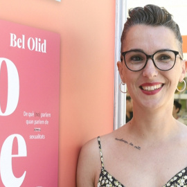 L'escriptora Bel Olid amb el cartell promocional del seu nou llibre, "Follem?" (Bridge, 2019).