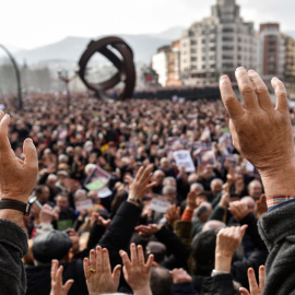 Miles de jubilados y pensionistas, convocados por la plataforma de asociaciones de jubilados, viudas y pensionistas de Bizkaia, se han manifestado hoy por las calles de Bilbao. EFE/MIGUEL TOÑA
