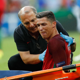 Cristiano Ronaldo llora tras lesionarse en la final de la Eurocopa contra Francia. REUTERS/Darren Staples