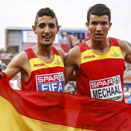 Fifa y Mechaal celebran sus medallas en los 5.000 metros del Europeo. EFE/EPA/VINCENT JANNINK