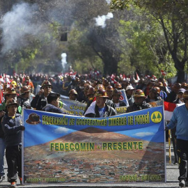Integrantes del Comité Cívico de Potosí, junto con un grupo de mineros, participan en una manifestación en las cercanías a la sede del ministerio de Gobierno, en La Paz (Bolivia).- EFE