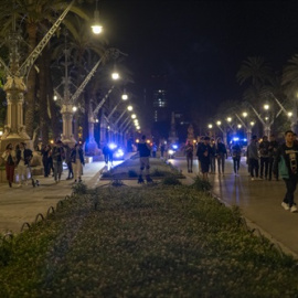 Grupos de personas festejan en las calles de Barcelona durante el primer viernes sin toque de queda, a 14 de mayo de 2021.