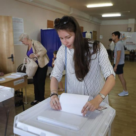 Una mujer vota en los comicios moscovitas. EFE/EPA/YURI KOCHETKOV
