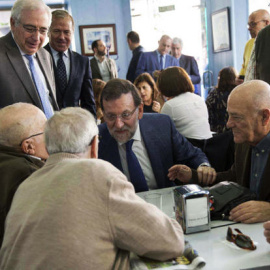 Rajoy con unos pensionistas, en un acto de campaña. / ARCHIVO (EFE)