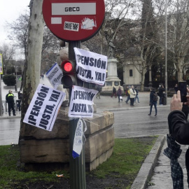 Una señal de tráfico en el centro de Madrid donde se han pegado los carteles de una protesta de pensionistas. AFP/Javier Soriano