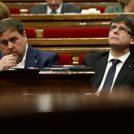 El president de la Generalitat, Carles Puigdemont, y el vicepresidente y responsable de Finanzas, Oriol Junqueras, durante el pleno del Parlament en el que se han votado los Presupuestos catalanes para 2017. REUTERS/Albert Gea