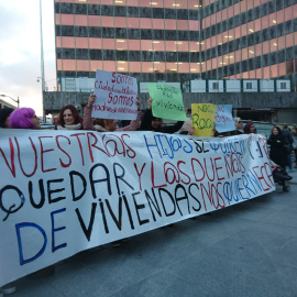 Imagen de la manifestaciñon de mujeres magrebíes denunciando  las situaciones de discriminación que sufren cuando buscan alquileres.