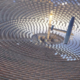 El avión Solar Impulse2 mientras sobrevuela la planta termosolar Gemasolar en Sevilla, tras despegar del aeropuerto de San Pablo con rumbo El Cairo (Egipto). EFE/Amalie Decloux.