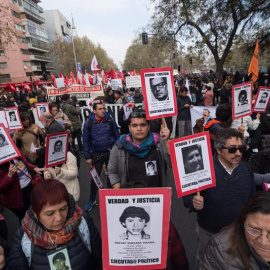 Manifestantes participan en Santiago de Chile, en la tradicional romería hacia el Cementerio General, en memoria de las víctimas de la dictadura de Augusto Pinochet. /EFE