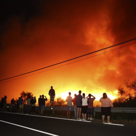 Un incendio forestal registrado en el municipio de Padrón (A Coruña), concretamente en la parroquia de Carcacía, ha mantenido en vilo a los vecinos, puesto que el fuego, iniciado a las 21:37 horas de este miércoles, acabó por ser controlado