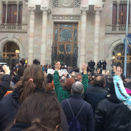 Un grup de persones s'encadena a les portes del TSJC / JM
