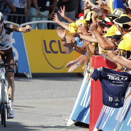 El francés Bardet celebra su victoria en la decimoctava etapa del Tour. /REUTERS