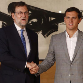 El presidente del Gobierno en funciones, Mariano Rajoy (i), y el líder de Ciudadanos, Albert Rivera.- EFE