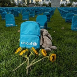 Cementerio de mochilas para rendir homenaje a los niños que han muerto en conflictos durante 2018 - UNICEF