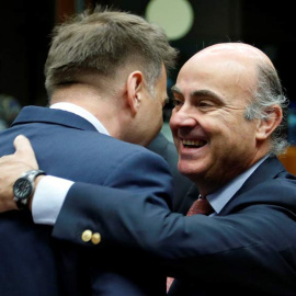 Guindos sonríe al principio del Ecofin celebrado este miércoles en Bruselas. / REUTERS