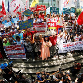 Manifestantes gritan consignas durante una protesta contra los reclamos territoriales de China por la disputa del grupo de islas Spratly, fuera de la oficina consular china en la ciudad de Makati, al sur de Manila, Filipinas. EFE/FRANCIS R.