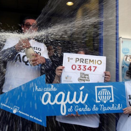 Alegría en las inmediaciones de la administración de Lotería de Huesca que repartió 30 series del 03.347, premio Gordo del Sorteo de la Lotería de Navidad.- EFE/Mariscal
