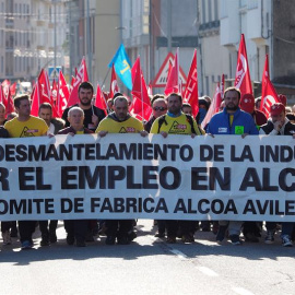 La plantilla de Alcoa durante una movilización.-EFE/Eliseo Trigo