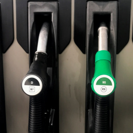 Surtidores de una estación de servicio en Madrid. REUTERS/Sergio Perez