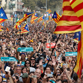 Miles de personas celebran en Barcelona la independencia de Catalunya. - REUTERS
