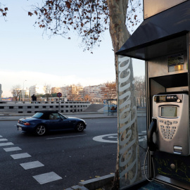 Una cabina telefónica en la madrileña Plaza de Castilla. EFE/J.P. Gandul