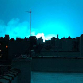 Una descarga eléctrica ha provocado un incendio que ha dejado como resultado una luz azul brillante en el cielo de Queens/REUTERS