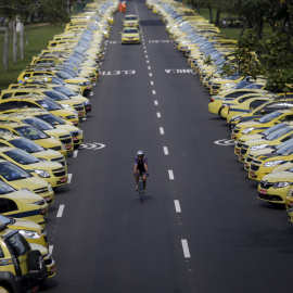 Conductores de taxi protestan contra la competencia que les genera la aplicación Uber, hoy, viernes 24 de julio 2015, en Río de Janeiro (Brasil) REUTERS/Ricardo Moraes