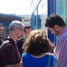 Los técnicos municipales hablan con los agentes a las puertas del CIE. (@laiaclaret / TWITTER)
