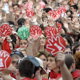 Miles de personas muestras sus manos en alto durante la concentración en la Plaza del Ayuntamiento de Pamplona contra la agresión sexual de la joven. VILLAR LÓPEZ (EFE