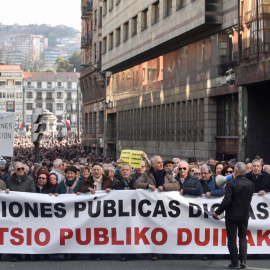 Manifestación de jubilados y pensionistas por las calles de Bilbao (Vizcaya) en defensa de unas pensiones dignas, del sistema público de pensiones y de su actualización en base al IPC. EFE/MIGUEL TOÑA