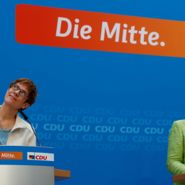 Angela Merkel, y el Primer Ministro del Estado de Sarre, Annegret Kramp-Karrenbauer. REUTERS