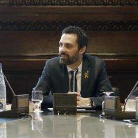 El presidente del Parlament, Roger Torrent, junto al vicepresidente primero, Josep Costa (i), de JxCat, y José María Espejo-Saavedra (d), de Ciutadans, durante la reunión de la Junta de Portavoces de la cámara catalana convocada para decidi
