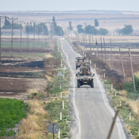 Un tanque turco patrulla a lo largo de la frontera con Siria cerca de la localidad de Kilis, en el sureste de Turquía