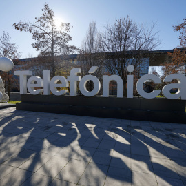El logo de Telefónica delante de su sede corporativa, en la zona norte de Madrid. EFE/ J. J. Guillén