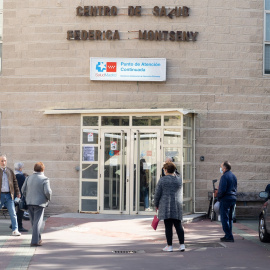 Un grupo de personas a las puertas del Centro de Salud Federica Montseny del Servicio de Urgencias de Atención Primaria (SUAP) de Madrid. E.P./Eduardo Parra