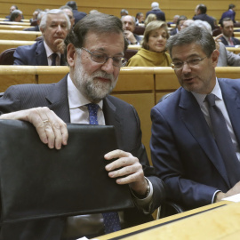El presidente del Gobierno, Mariano Rajoy, y el ministro de Justicia, Rafael Catalá, durante la sesión de control celebrada esta tarde en el pleno del Senado, en Madrid. EFE