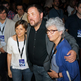 El presidente de Esquerra Republicana, Oriol Jonqueras, abraza a las candidatas de Junts Pel Si, Carmen Forcadell y y Muriel Casals.- Toni Garriga (EFE)