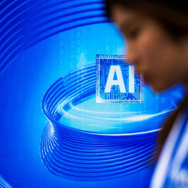 Las siglas AI (Inteligencia Artificial, en inglés) durante una convención sobre la materia en China, a 14 de diciembre de 2023.