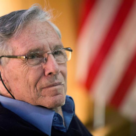 El escritor y pacifista israelí Amos Oz recibe el premio Neuman en Jerusalén, el 21 de octubre del 2013. Oz murió hoy de cáncer a los 79 años. EFE/Abir Sultan