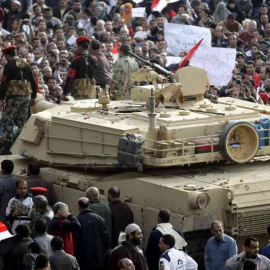 Egipcios rodean un tanque blindado durante las manifestaciones del año 2013.-EFE