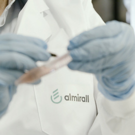 Un trabajador de la farmacéutica Almirall. E.P.