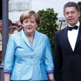 Angela Merkel y su esposo, al llegar al festival de Bayreuth