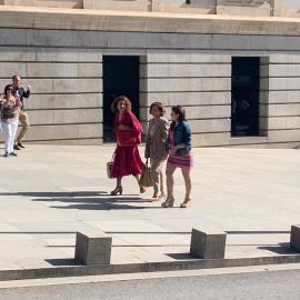 La ministra de Hacienda en funciones, María Jesús Montero, la vicepresidenta del Gobierno en funciones, Carmen Calvo, y la portavoz socialista en el Congreso, Adriana Lastra, y a su llegada a la reunión de los equipos negociadores del PSOE 