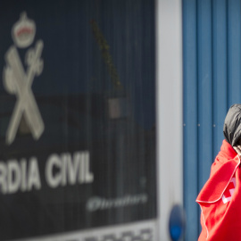 Un migrante, preparado para ser trasladado al Centro de Atención Temporal a Extranjeros (CATE).