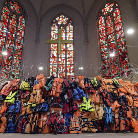 Una escultura llamada "una pared de chalecos salvavidas y sus historias" de los artistas Andrew Wakeford y Fred George se expone en la iglesia de San Juan en Saarbrücken, Alemania. EFE/Oliver Dietze