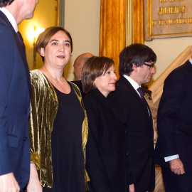 El rey Felipe VI, junto al presidente de la Generalitat, Carles Puigdemont (2d), la presidenta del Parlament, Carme Forcadell (c), y la alcaldesa de Barcelona, Ada Colau (2i), en el Gran Teatro del Liceo de Barcelona, donde se celebra la ce