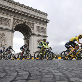 Froome pasa junto al parisino Arco del Triunfo con el maillot amarillo de líder.-
