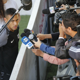 El futbolista brasileño Neymar Jr. (i) ofrece declaraciones después de la final del Torneo Neymar Jr. Five entre Brasil y Holanda hoy, sábado 9 de julio de 2016, en la ciudad de Praia Grande, en el litoral de Sao Paulo (Brasil). El torneo g